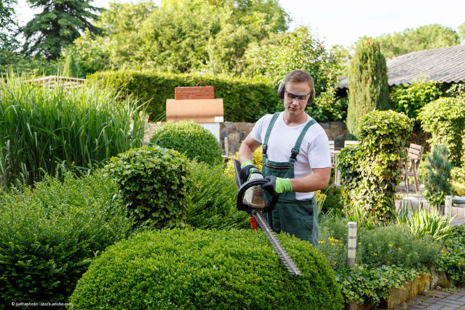 Gartenpflege gehört in den Beruf des Gartenbauers.