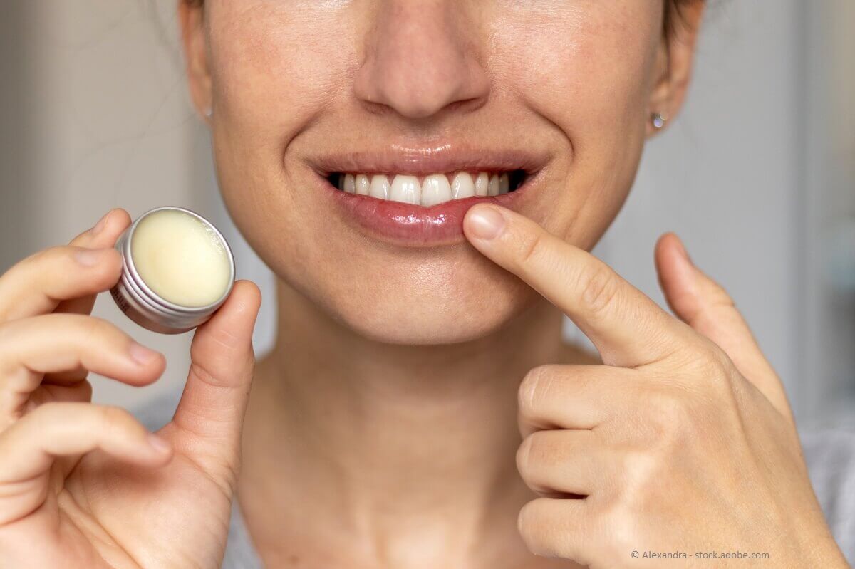 Als Kosmetik:in arbeiten erfordert ein breites Wissen über Kosmetikprodukte.